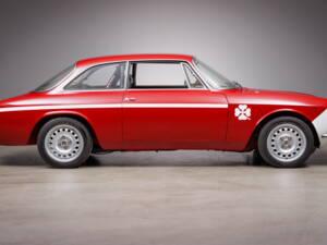 Imagen 3/30 de Alfa Romeo Giulia GT 1300 Junior (1974)