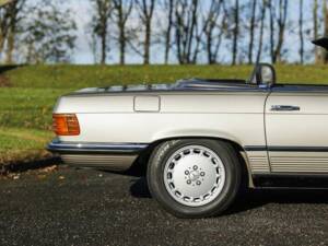 Image 31/33 of Mercedes-Benz 500 SL (1986)