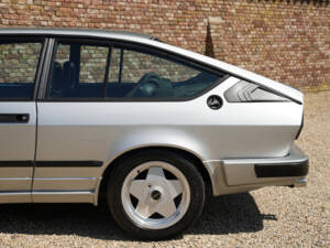 Image 11/50 of Alfa Romeo GTV 6 2.5 (1983)