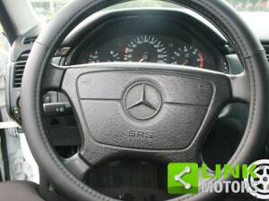 Immagine 6/10 di Mercedes-Benz E 220 Diesel (1998)