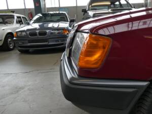 Image 32/42 of Mercedes-Benz 200 D (1987)