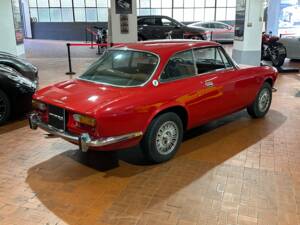 Image 4/33 de Alfa Romeo 2000 GT Veloce (1972)