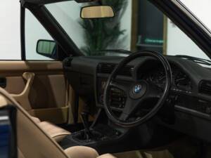 Bild 34/45 von BMW 320i (1989)