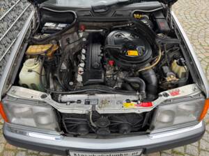 Imagen 51/100 de Mercedes-Benz 300 CE (1992)