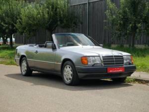 Image 47/50 de Mercedes-Benz 320 CE (1994)