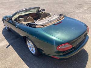 Image 9/33 of Jaguar XK8 4.0 (1997)