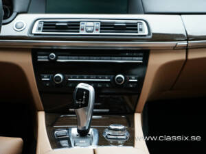 Image 14/23 of BMW 750i (2009)