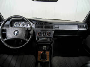 Immagine 7/50 di Mercedes-Benz 190 D (1985)