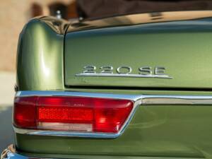 Image 31/50 of Mercedes-Benz 220 SE b (1964)