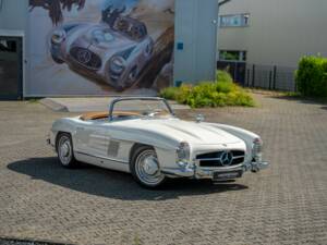 Immagine 7/38 di Mercedes-Benz 300 SL Roadster (1961)
