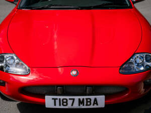 Image 18/33 of Jaguar XK8 4.0 (1999)