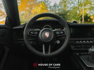 Image 30/50 of Porsche 911 Targa 4 GTS (2023)