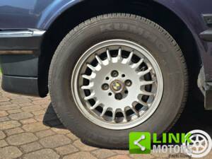 Bild 8/10 von BMW 320i (1987)