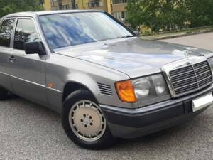 Image 3/4 de Mercedes-Benz 300 D Turbo 4MATIC (1989)