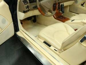 Image 11/30 of Mercedes-Benz SL 500 (2000)