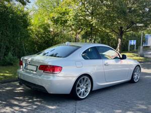 Image 7/28 of BMW 325d (2010)