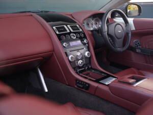 Image 40/50 of Aston Martin DBS Volante (2011)