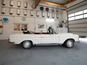 Image 8/37 of Mercedes-Benz 250 SE (1966)