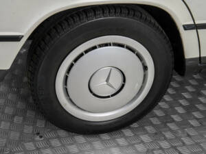 Image 31/50 of Mercedes-Benz 190 D (1985)