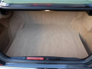 Image 50/63 of Mercedes-Benz 300 CE (1991)