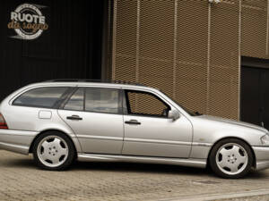 Image 4/37 of Mercedes-Benz C 43 AMG T (1998)