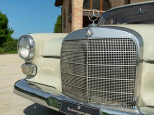 Image 10/50 of Mercedes-Benz 200 (1966)