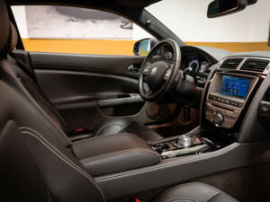 Image 32/45 of Jaguar XKR (2010)