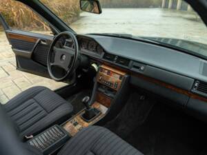 Bild 28/50 von Mercedes-Benz 200 D (1990)