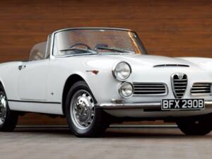 Image 14/50 of Alfa Romeo 2600 Spider (1964)