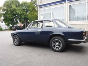 Image 3/39 de Alfa Romeo Giulia 1600 GT Junior (1973)