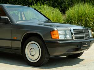 Image 26/50 de Mercedes-Benz 190 E (1987)