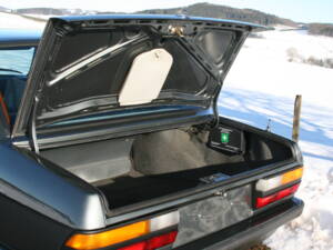 Bild 37/65 von BMW 520i (1987)