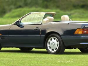 Image 11/50 of Mercedes-Benz SL 500 (1995)