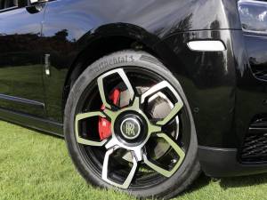 Image 14/100 of Rolls-Royce Cullinan Black Badge (2021)
