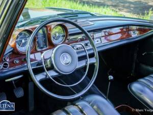 Image 21/52 de Mercedes-Benz 220 SE b (1963)