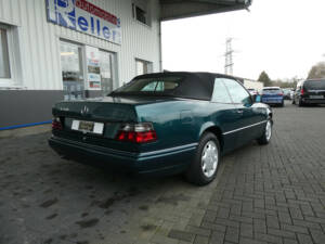 Image 4/20 de Mercedes-Benz E 320 (1994)