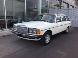 Immagine 3/39 di Mercedes-Benz 240 TD (1983)