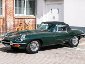 Image 3/63 de Jaguar E-Type (1969)