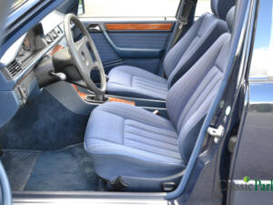 Image 11/50 de Mercedes-Benz 200 E (1991)