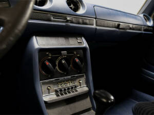 Bild 18/27 von Mercedes-Benz 230 (1977)