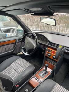 Bild 9/21 von Mercedes-Benz 220 TE (1993)