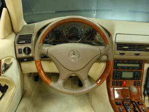 Image 15/30 of Mercedes-Benz SL 500 (2000)