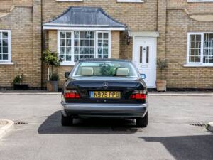 Image 16/37 of Mercedes-Benz E 320 (1995)