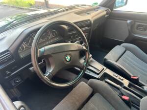 Image 11/23 of BMW 325i Touring (1993)