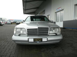 Image 2/23 of Mercedes-Benz E 320 (1996)