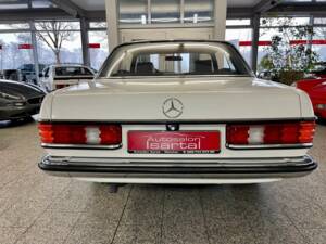 Image 8/20 of Mercedes-Benz 230 CE (1982)