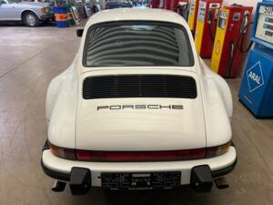 Image 13/15 of Porsche 911 Carrera 3.2 (1988)