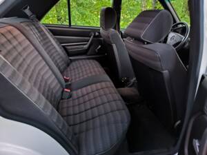Image 39/78 de Mercedes-Benz 190 E 1.8 (1992)