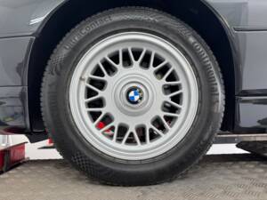 Image 26/37 of BMW 850i (1991)