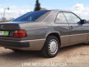 Immagine 4/10 di Mercedes-Benz 300 CE (1991)